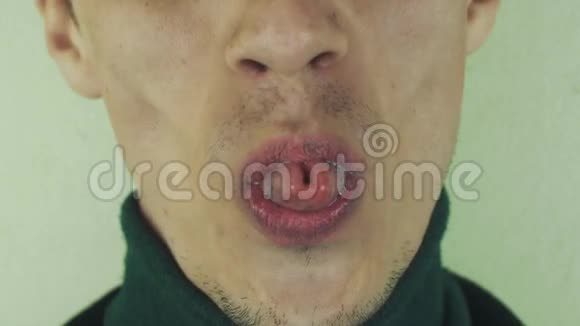 人在镜头前发音单词嘴巴牙齿微笑布里斯托尔显示舌头视频的预览图