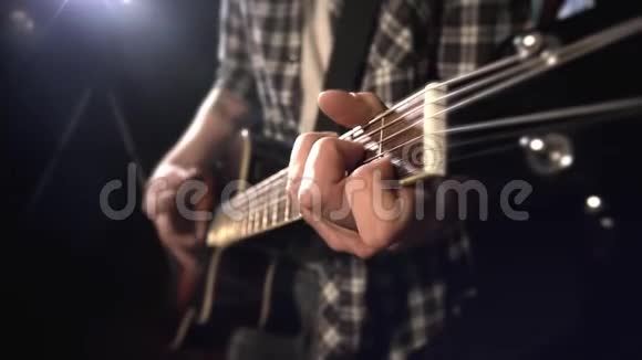 吉他手弹吉他壁板特写视频的预览图