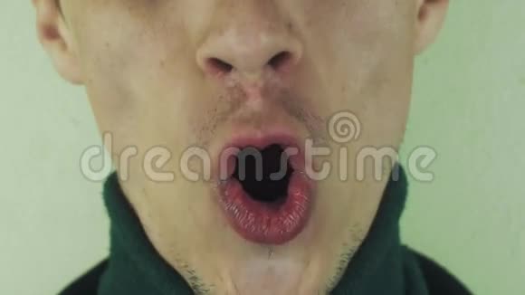成年男子在镜头前发音单词嘴巴牙齿布里斯托尔扮演猿猴视频的预览图