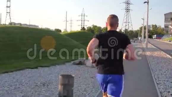 男人在农村的公路上奔跑视频的预览图