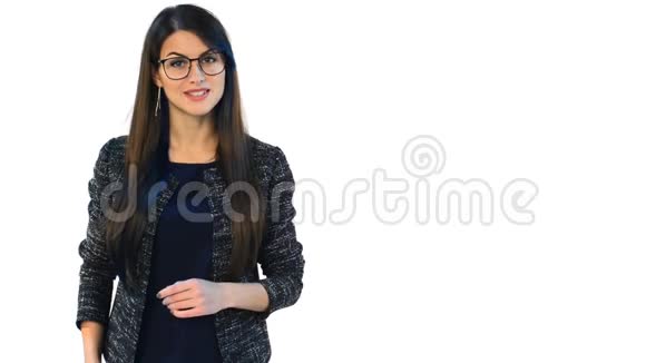 戴眼镜的女人空白的复印空间视频的预览图