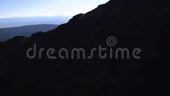 山顶和悬崖的空中拍摄视频的预览图