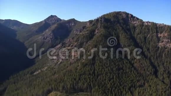 山顶和悬崖的空中拍摄视频的预览图
