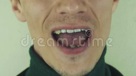 人着重在镜头前演唱歌曲嘴巴牙齿尖叫布里斯托尔视频的预览图