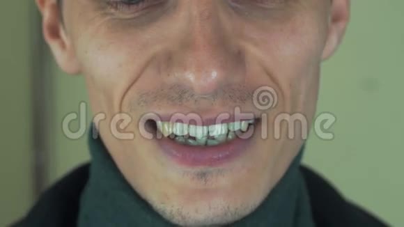 有刚毛的成年男子在镜头前唱歌张开嘴洁白的牙齿笑笑视频的预览图