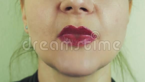 女人用红色的蜜汁在镜头里表演空中亲吻嘴巴扮演猿猴面子视频的预览图