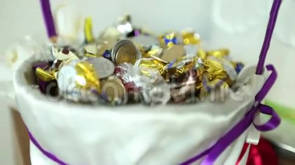 有糖果和硬币的结婚篮子视频的预览图
