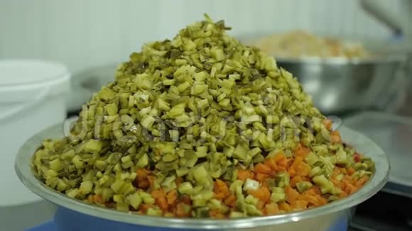 蔬菜沙拉在一个大碗的制造特写视频的预览图