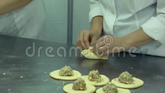 女人用肉做面团馅饼视频的预览图