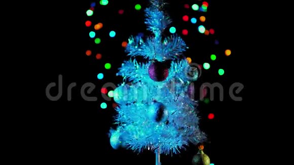 白色人造圣诞树在黑色背景上旋转视频的预览图