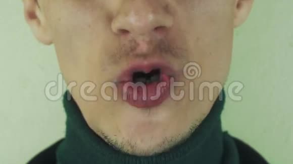 成年男子在镜头前有感情地演唱歌曲嘴巴牙齿布里斯托尔视频的预览图