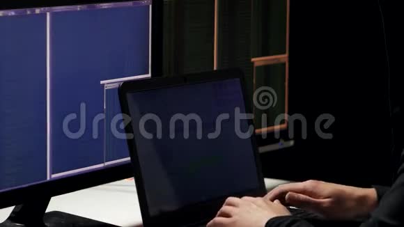 在黑暗的黑客室里用笔记本电脑破解密码视频的预览图