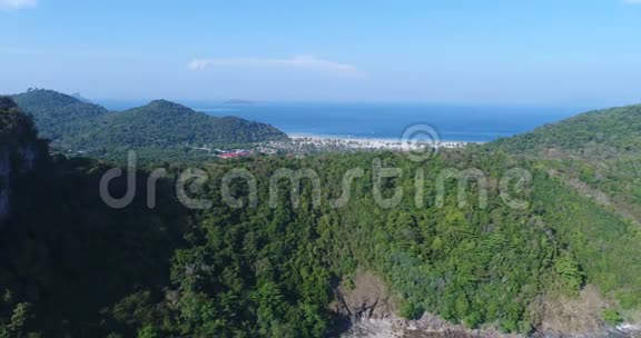 空中无人机视频回景LohLana湾标志性热带菲菲岛的一部分视频的预览图