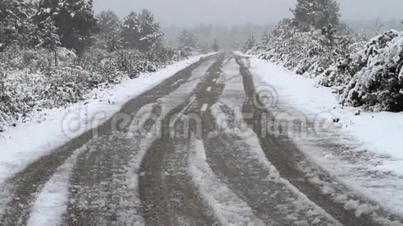 道路和雪视频的预览图