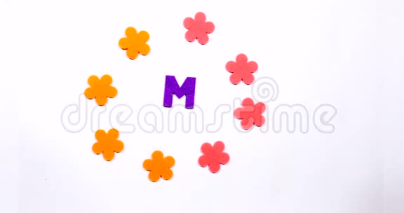 蓝色移动字母M的英语字母在白色背景上跳舞的信视频的预览图