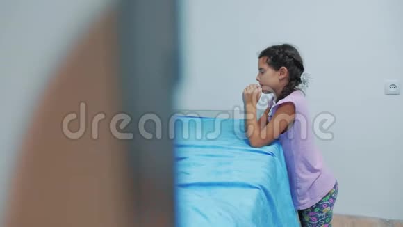 可爱的生活方式女孩在家祈祷小女孩睡前晚上祈祷小女孩视频的预览图