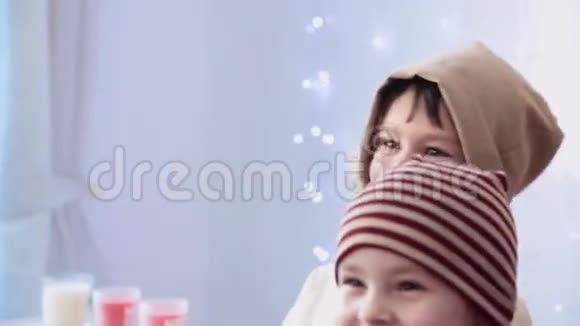 圣诞节前男孩和女孩笑着玩视频的预览图