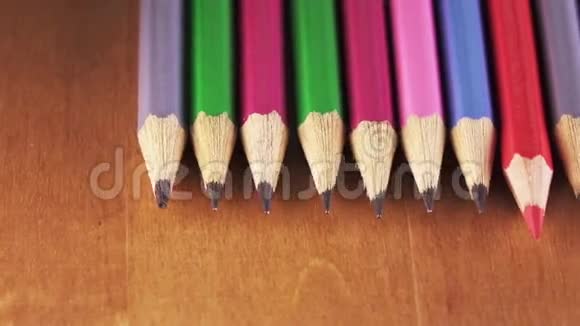 红色的铅笔躺在黑色的铅铅笔中间排成一排视频的预览图