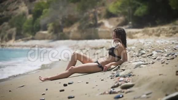 美丽的女孩躺在库普鲁斯的海滩上享受大海视频的预览图