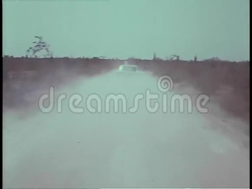 泥路上的汽车追逐视频的预览图