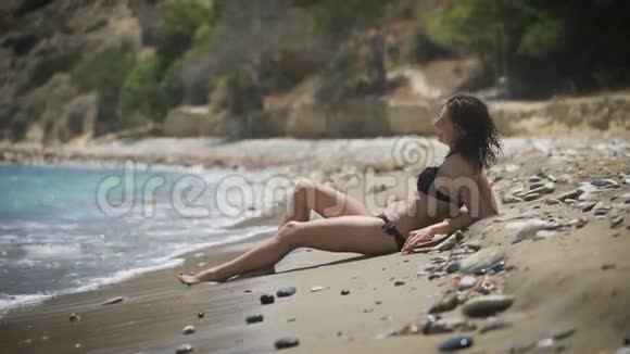 美丽的女孩躺在库普鲁斯的海滩上享受大海视频的预览图