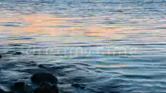 海水向石头移动视频的预览图