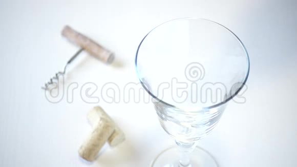 女人在杯子里倒白葡萄酒视频的预览图