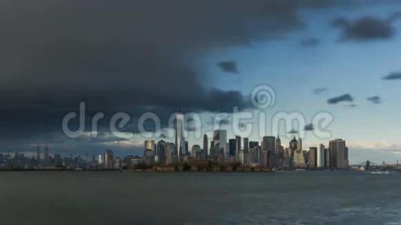 纽约市曼哈顿下城景观时间流逝视频下午暴雨视频的预览图