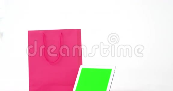 购物袋数码平板电脑和太阳镜视频的预览图