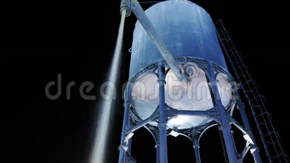 圆柱形高架水箱的浇水视频的预览图