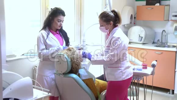 医生和护士为女性病人准备牙科手术视频的预览图