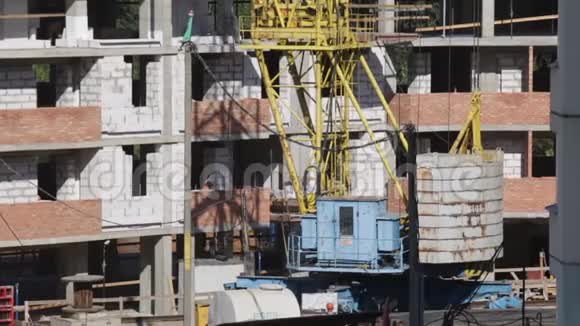 用混凝土制成的建筑框架施工塔吊底座可见视频的预览图