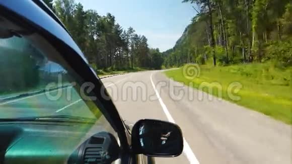 汽车沿着森林和山脉行驶视频的预览图