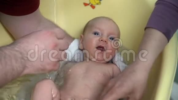 父母给他们的孩子洗澡视频的预览图