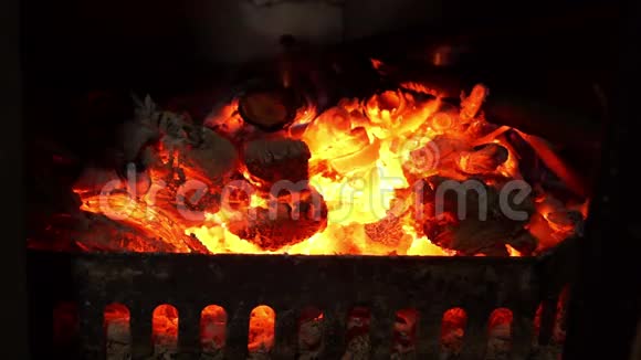 火炉里的火和铁栅栏后面的余烬视频的预览图