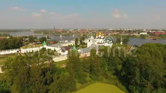 俄罗斯科斯特罗玛伊斯帕蒂耶夫修道院的墙壁和塔楼视频的预览图