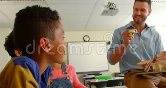 成人白种人男教师在4k教室讲解解剖模型视频的预览图