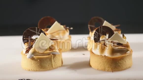 乡村风格的现代甜点带奶油馅的纸杯蛋糕视频的预览图