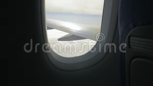 从飞机窗口的云层上方视频的预览图
