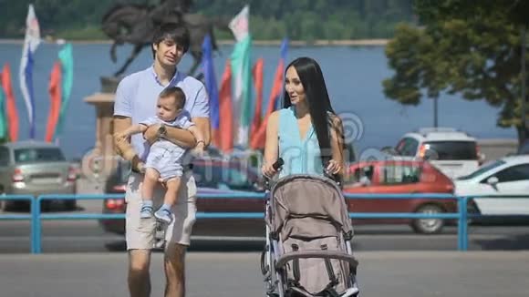 幸福的家庭在夏天的城市散步视频的预览图