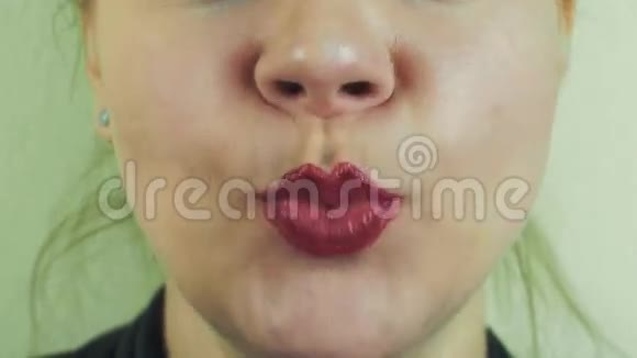 女人用红色的柚子做有趣的脸相机嘴巴牙齿情感视频的预览图