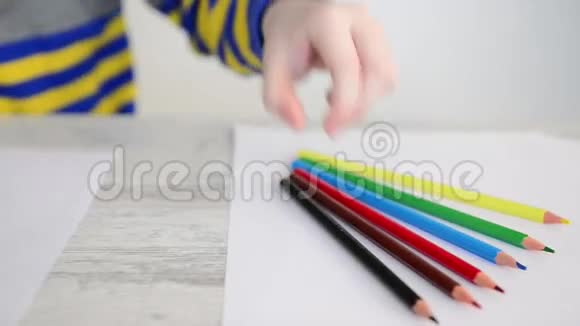 男孩用黑色铅笔画画视频的预览图