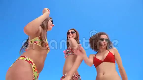 三个女孩穿着比基尼跳舞视频的预览图