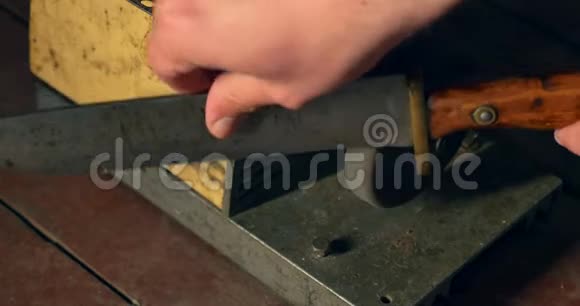 磨刀机上的旧刀磨尖特写视频的预览图