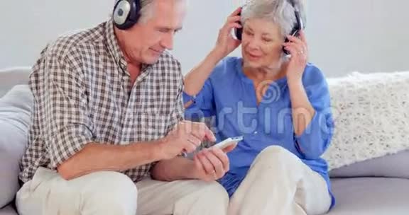 可爱的老年夫妇听音乐视频的预览图