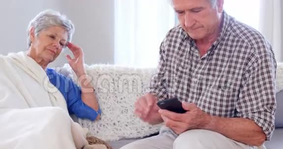 注意力集中的老年夫妇叫医生视频的预览图