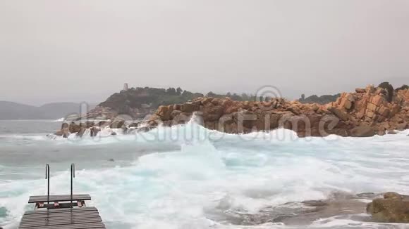 暴风雨中海浪撞击巨石浪花飞溅四面八方视频的预览图