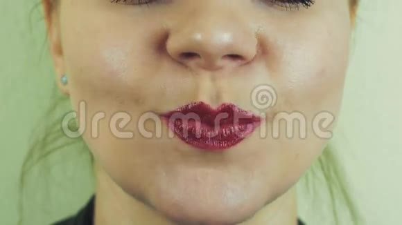 女人的看法嘴唇上有红色的柚子发音单词在前面的相机嘴巴视频的预览图