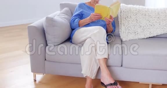 可爱的老年妇女接受丈夫的礼物视频的预览图