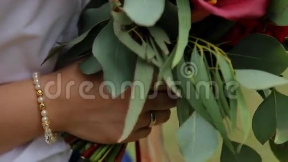 婚礼花束颜色马萨拉在一个美丽的新娘手中乡村风格波西米亚风格波霍风格特写视频的预览图